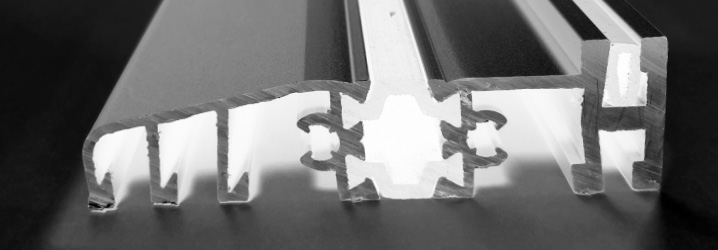 Herrajes, umbral y componentes para puerta de PVC